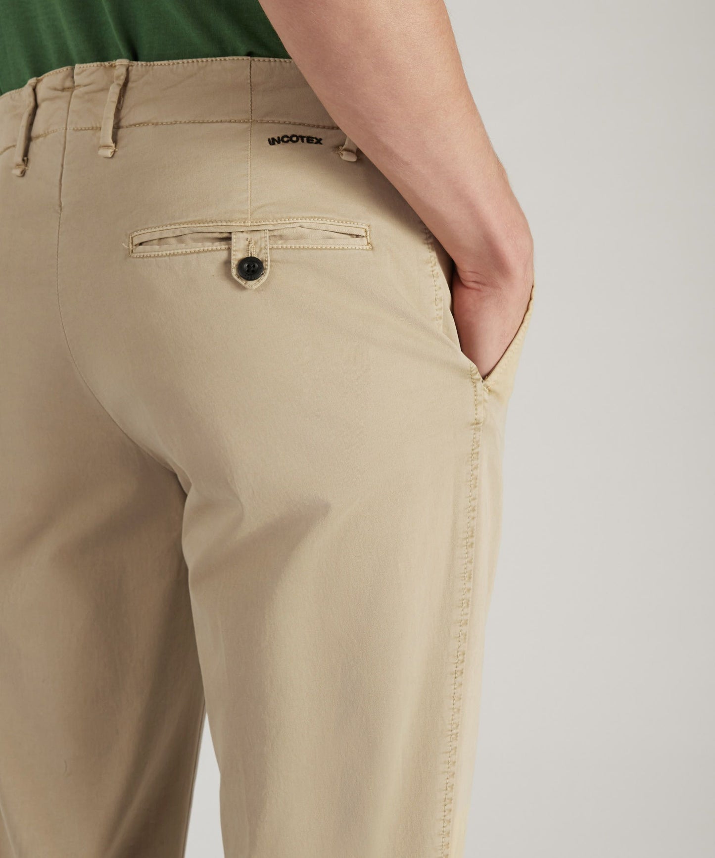 Pantalone slim fit in gabardina stretch certificata