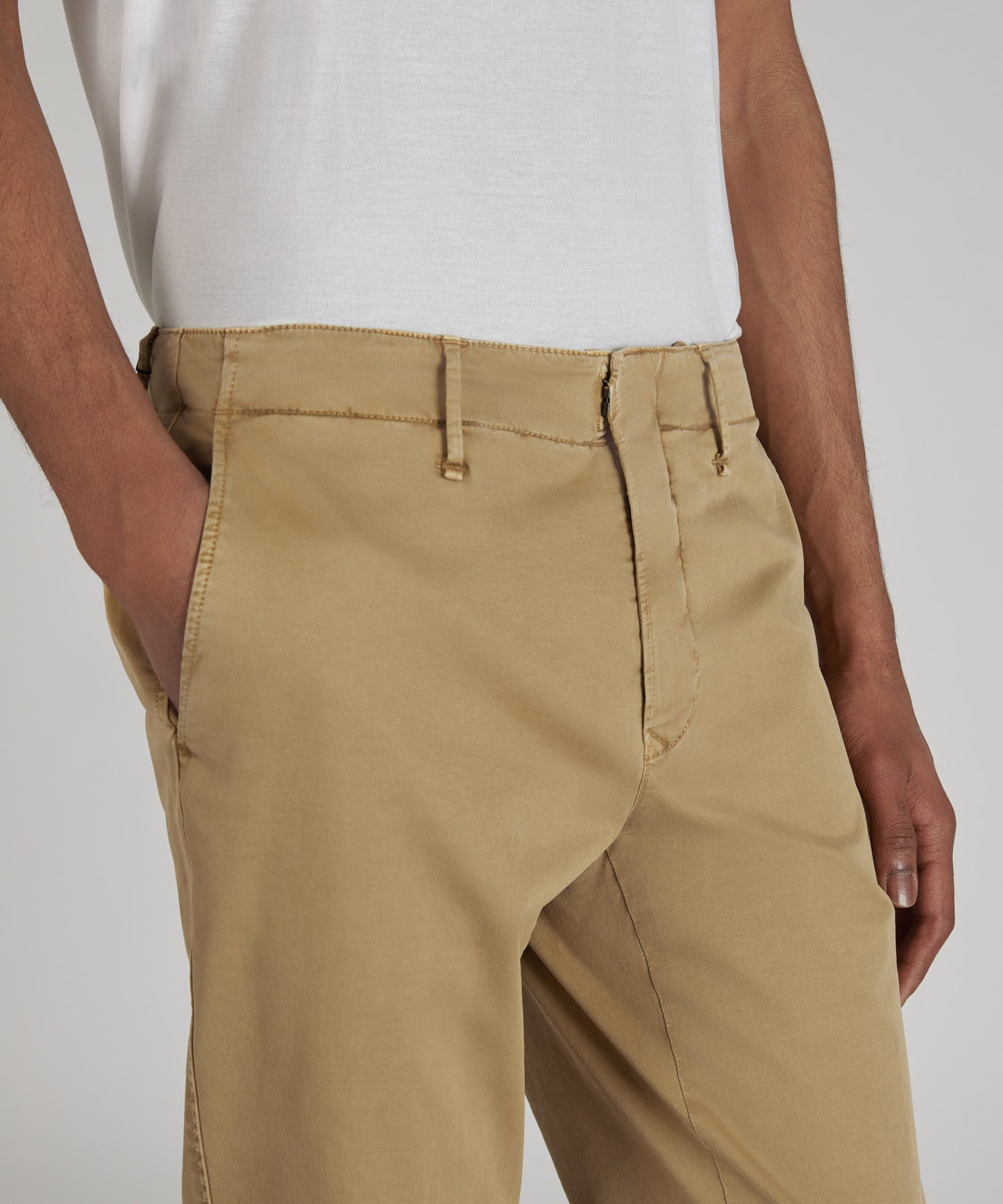 Pantalone slim fit in gabardina stretch certificata