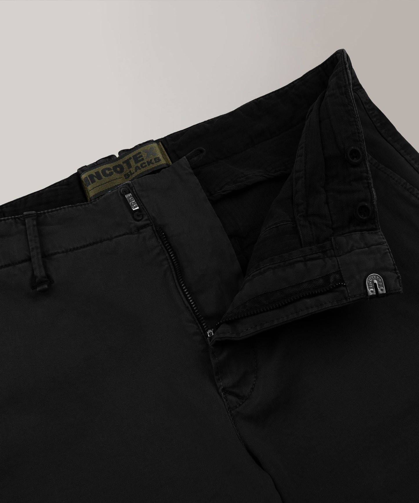 Pantalone slim fit in gabardina stretch certificata