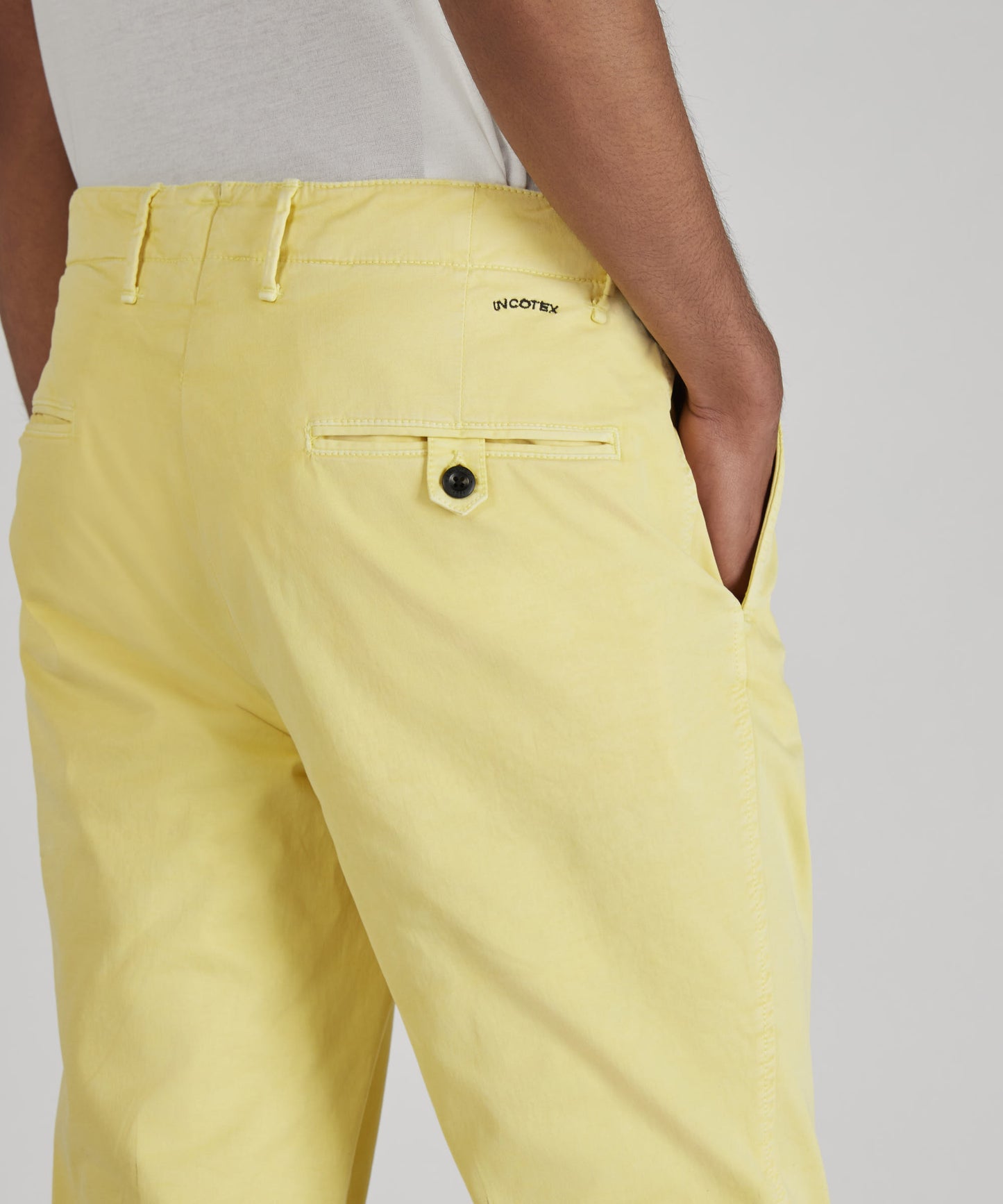 Pantalone slim fit in gabardina stretch certificata