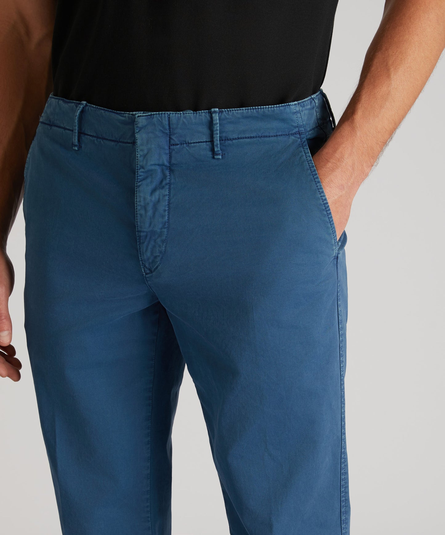 Pantalone slim fit in gabardina stretch certificata