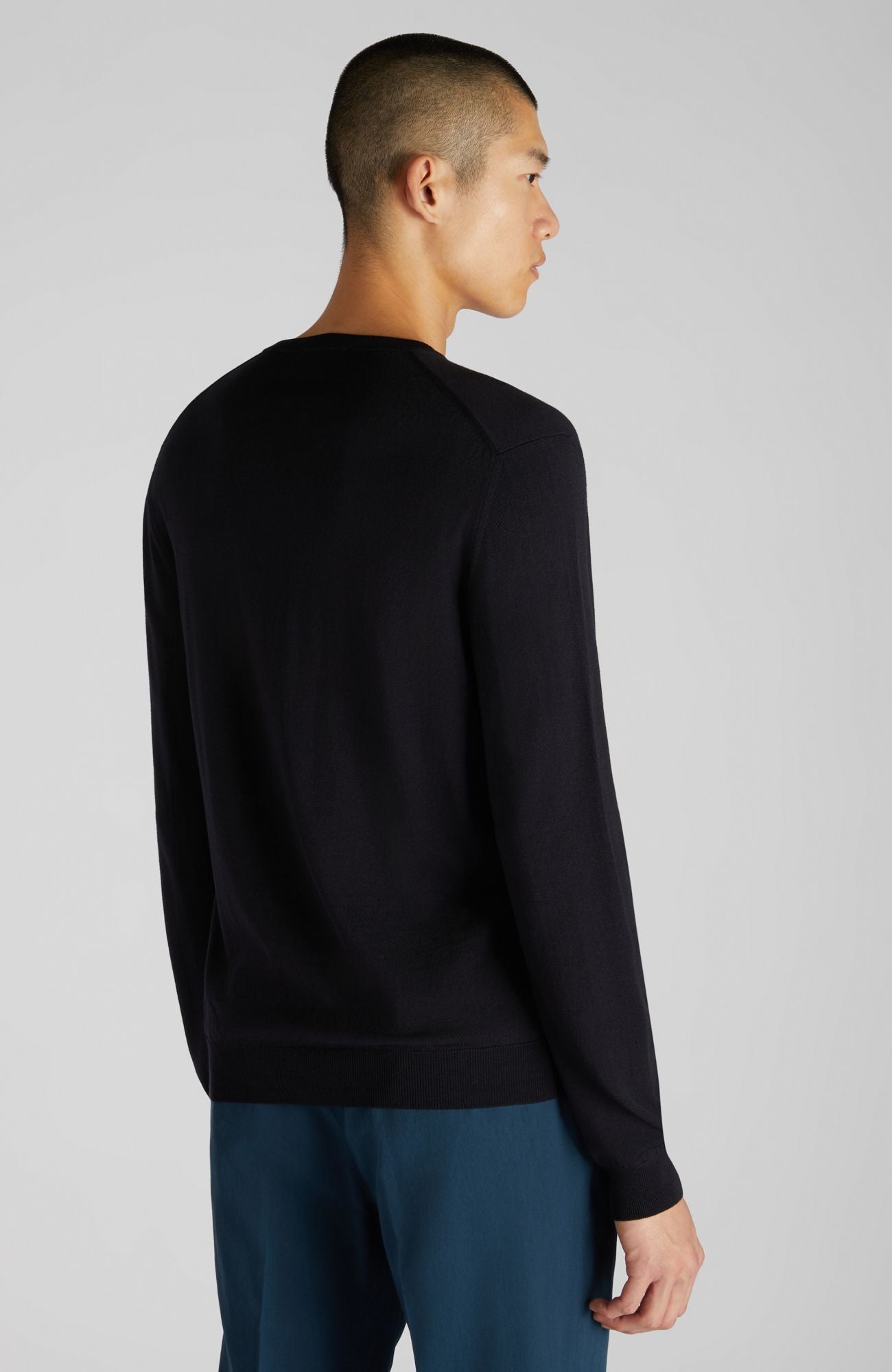 Slim-fit V-neck sweater in certified Flexwool