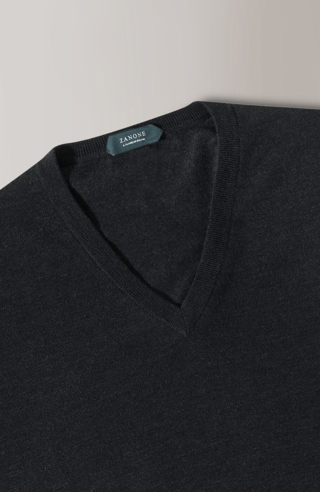 Slim-fit V-neck sweater in certified Flexwool