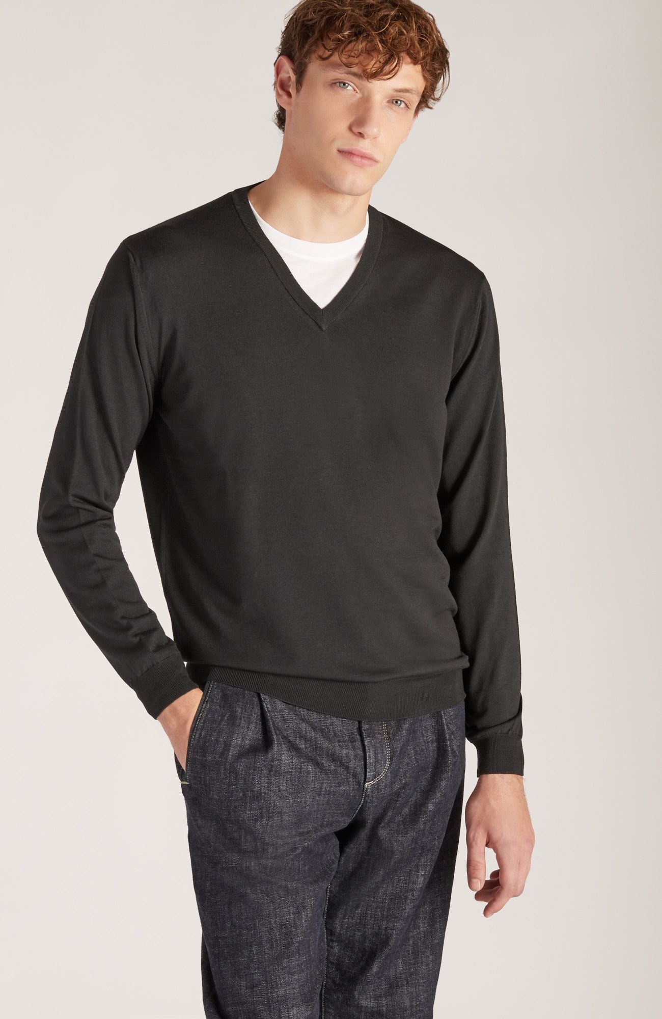 Slim-fit V-neck sweater in certified Flexwool