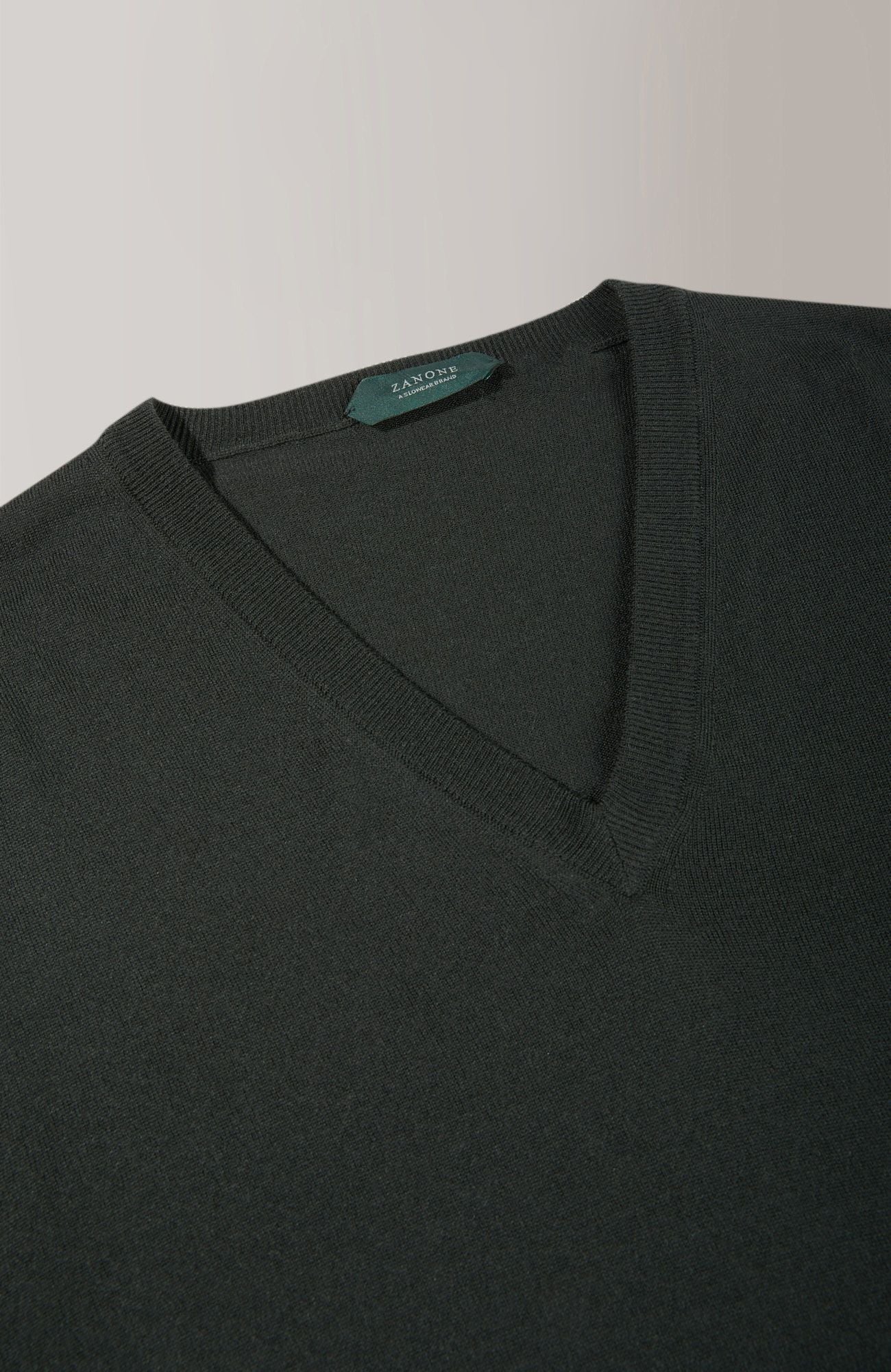 Slim-fit V-neck sweater in certified Flexwool