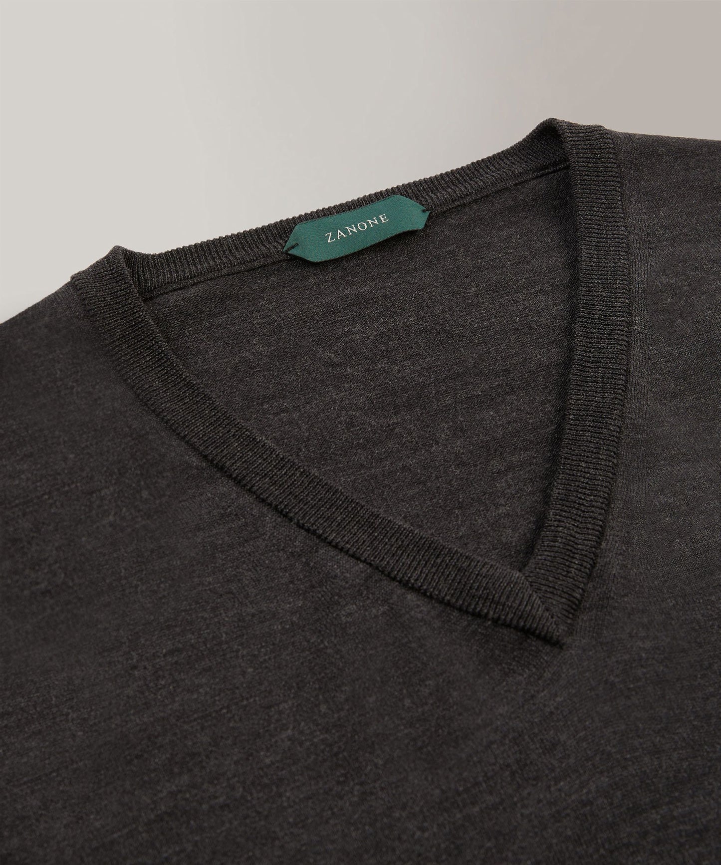 Zanone - Slim-fit V-neck sweater in certified Flexwool - anthracite