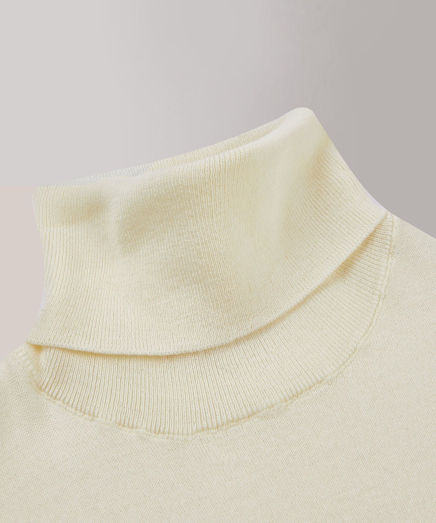 Schmal geschnittener Rollkragenpullover aus zertifizierter Flexwool