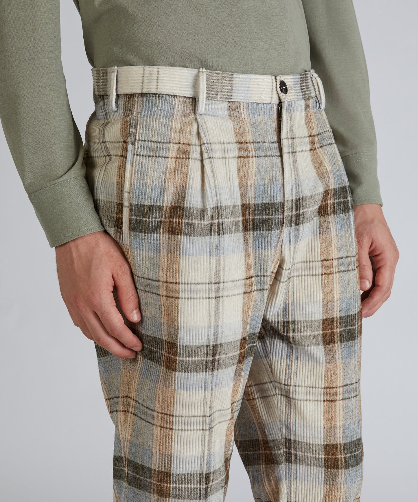 Pantaloni tapered fit in velluto a coste